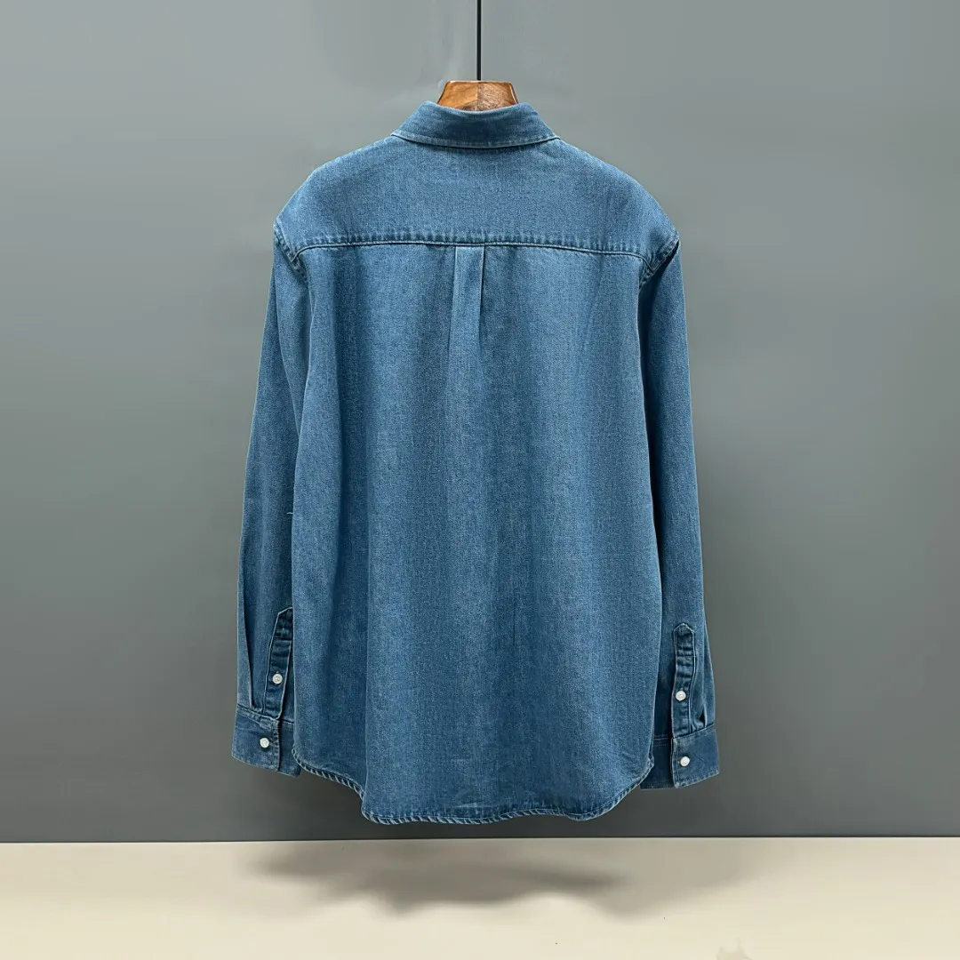 🅿️250 Ralph Lauren/Ralph Lauren embroidered denim shirt Made of high-count combed cotton denim fabric, the yarn is even and fine, no impurity hairiness, the soft texture of cotton fiber can be felt by touching the upper hand, loose fit, three-dimensional upper body, smooth and natural lines, from shoulder line to waist line to hem, smooth transition of lines, no unnecessary folds or accumulation, neat and stretched overall, embellished with iconic pony embroidery on the chest, simple but highly recognizable, natural color transition of embroidery thread The stitches are even and the spacing is uniform and the stitches can be connected naturally. The lines are smooth and not stiff. Size: S M L XL